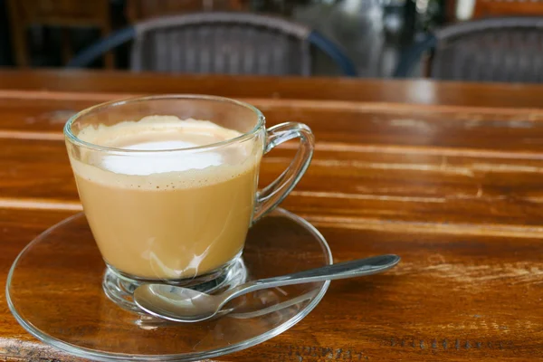 Caffè cappuccino caldo in tazza di vetro — Foto Stock