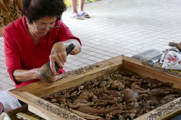 Artesão é esculpir arte escultura de madeira — Fotografia de Stock