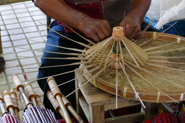 Artisan is het maken van rotan paraplu handcraft — Stockfoto