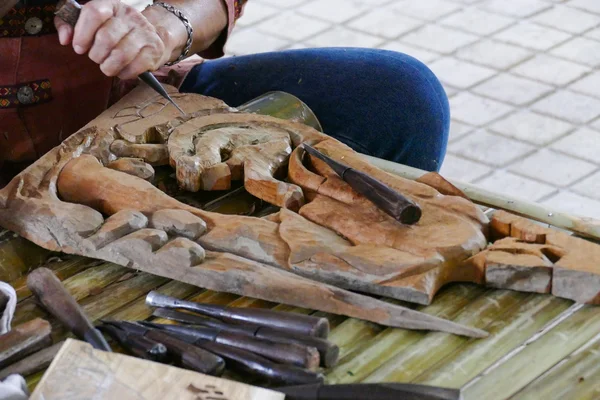 Artesano está tallando arte escultura de madera — Foto de Stock