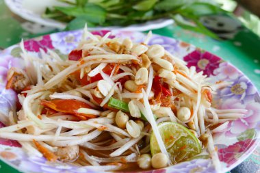 baharatlı papaya salatası renkli plaka üzerinde