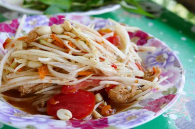 baharatlı papaya salatası renkli plaka üzerinde