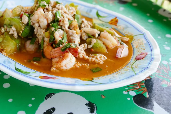 Ensalada picante mezcla de berenjena a la parrilla, carne de cerdo picada — Foto de Stock