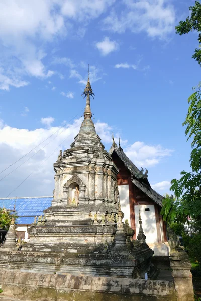 Gamla historiska buddhistiska pagoden monument och templet kyrka — Stockfoto