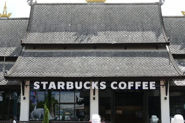 Новая кофейня Starbucks в стиле тайской архитектуры — стоковое фото