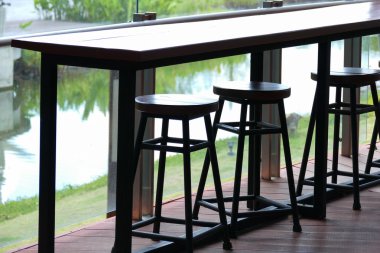 dışkı ve terasta tablo