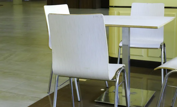 白色的椅子和桌子 — 图库照片