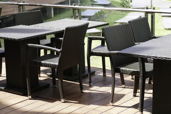 Table et chaise en rotin noir sur la terrasse — Photo