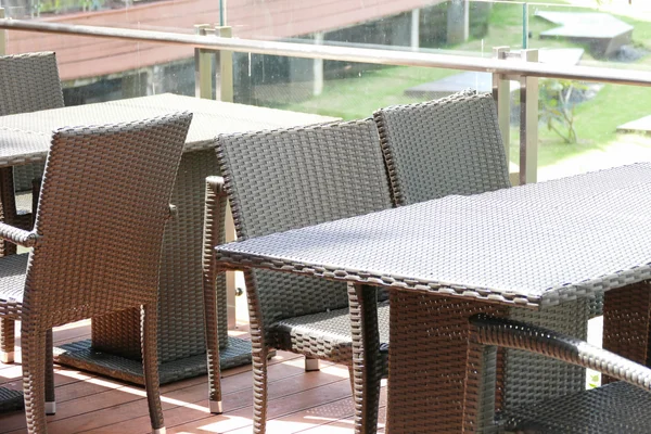 Mesa de ratán negro y silla en la terraza —  Fotos de Stock