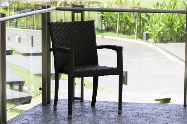 Cadeira de vime preto no terraço — Fotografia de Stock