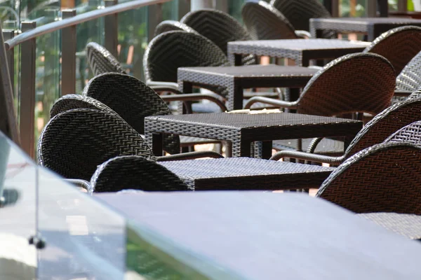 Mesa de ratán negro y silla en la terraza — Foto de Stock