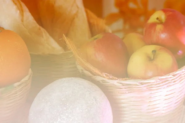 Яблоко и апельсин в корзине с мягким фокусом и цветной фильтр — стоковое фото