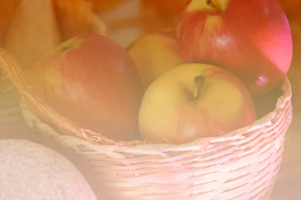 Яблоко в корзине с мягким фокусом и цветной фильтр — стоковое фото
