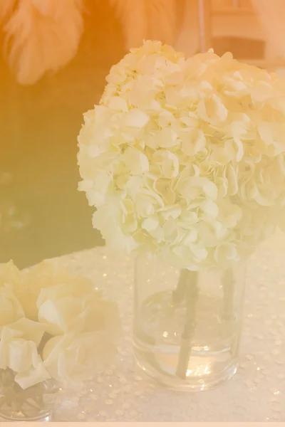 Bouquet de rose blanche et hortensia avec foyer doux et filt de couleur — Photo