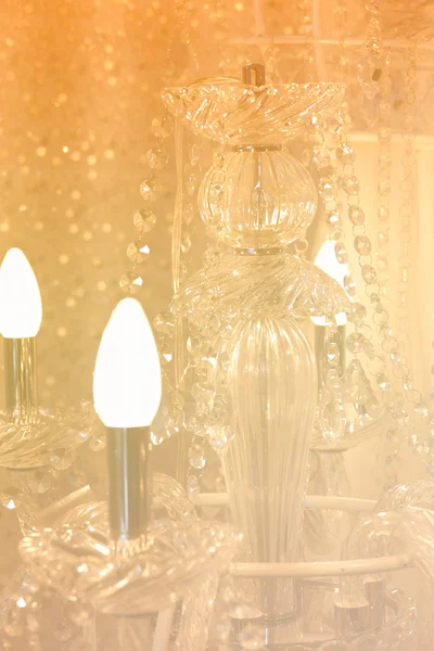 Lámpara de araña con adorno de cristal con enfoque suave y filtro de color — Foto de Stock