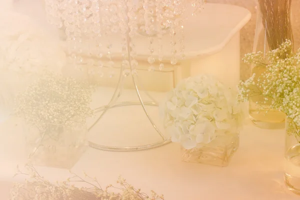 Bouquet d'hortensia blanche et d'ornement en cristal avec un accent doux et — Photo