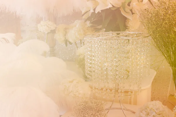 Monte de hortênsias brancas, penas e ornamento de cristal com macio — Fotografia de Stock