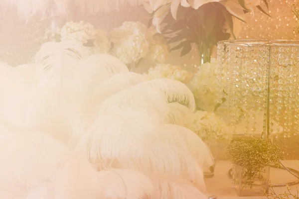 Ramo de hortensias blancas, plumas y adornos de cristal con suave — Foto de Stock