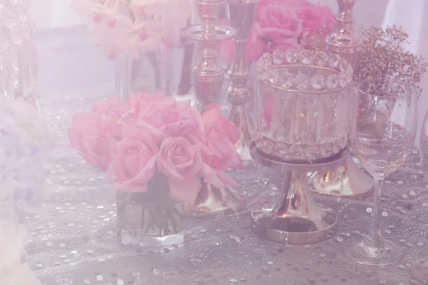 Vin glas, lysestage, flok lilla hortensia, pink rose en - Stock-foto