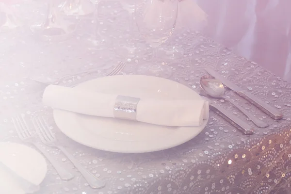 Deska, lžíce, nůž, vidličku, sklenice na víno, tabulka nakin s měkkým foc — Stock fotografie