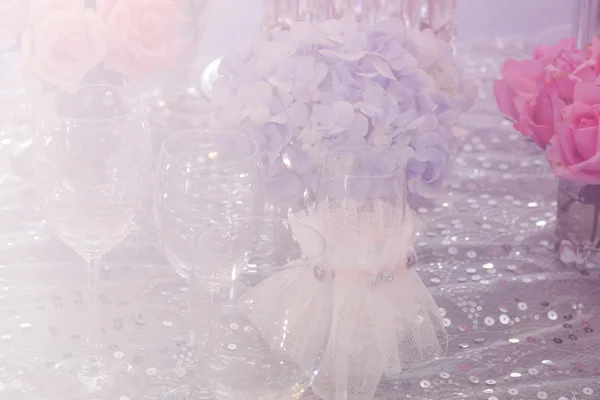 Copa de vino, manojo de hortensia púrpura, rosa naranja y rosa, llorar — Foto de Stock