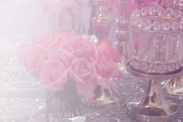Ramo de rosa rosa, candelero y adorno de cristal con f suave —  Fotos de Stock