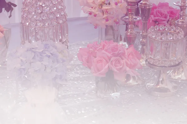 葡萄酒玻璃, 烛台, 一堆紫色绣球花, 粉红色的玫瑰 — 图库照片
