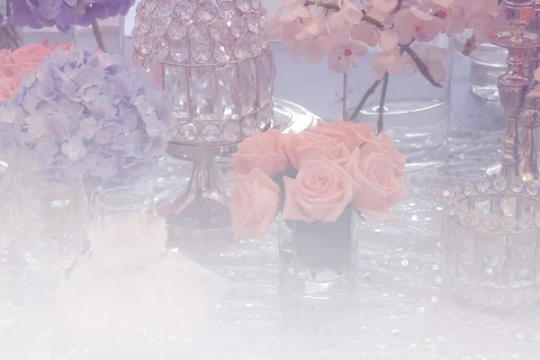Copa de vino, candelabro, manojo de hortensias púrpura, rosa naranja — Foto de Stock
