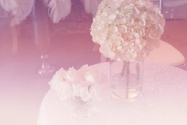 Bouquet de rose blanche et hortensia avec foyer doux et filt de couleur — Photo