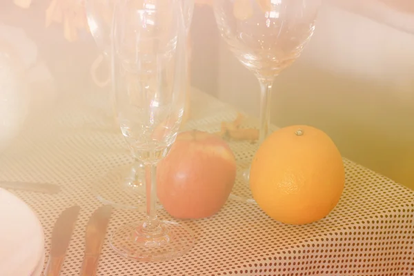 Talíř, nůž, sklenice na víno a apple s měkké ostření a fil — Stock fotografie