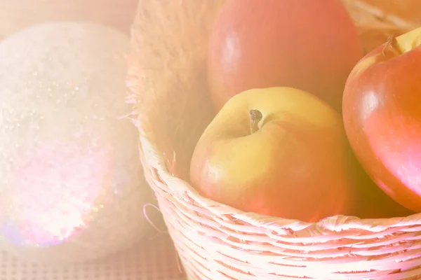 Яблоко в корзине с мягким фокусом и цветной фильтр — стоковое фото