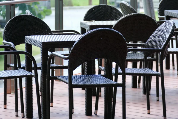 Mesa de ratán negro y silla en la terraza — Foto de Stock