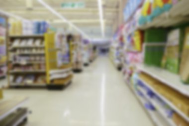 süpermarkette rafta malların bulanık ufuk görüntü