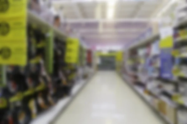 Blurry defocused image of goods on the shelf in supermarket — Stock Photo, Image