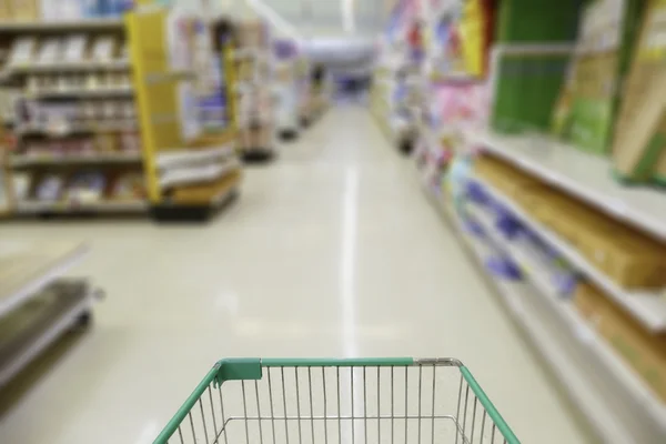 Візок у розмитому розфокусованому супермаркеті — стокове фото