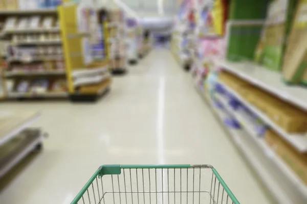 Carrinho em supermercado desfocado embaçado — Fotografia de Stock