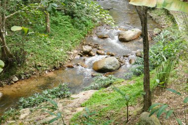 su akışı görünümünü çalıştırın kayaların arasındangeçip