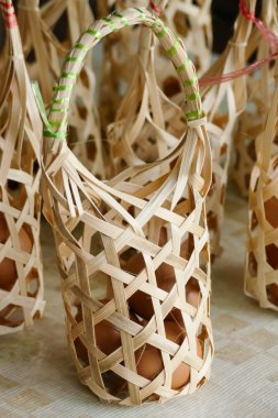 Rattan çantada yumurta