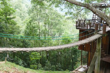 küçük vadi yaya ip köprüde