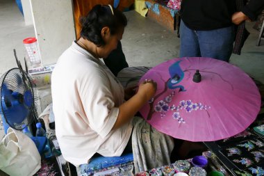 Esnaf Tayland geleneksel kağıt şemsiye üzerinde boyama