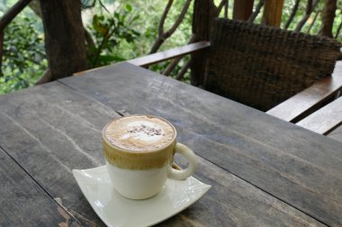 latte sanat ile sıcak cappuccino kahve içecek