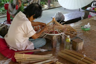 Esnaf Tayland geleneksel kağıt şemsiye yapıyor