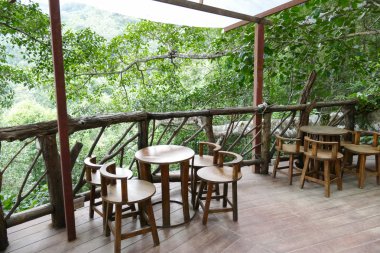 ahşap sandalye ve masa terasta