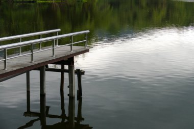 akşam havuzda waterside iskelede