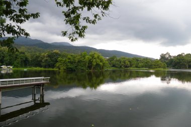 akşam havuzda waterside iskelede