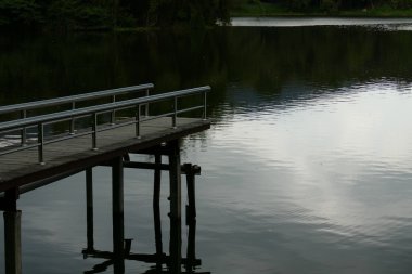 akşam havuzda waterside iskelede