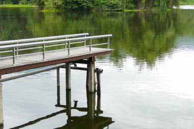 Su birikintisi waterside iskelede