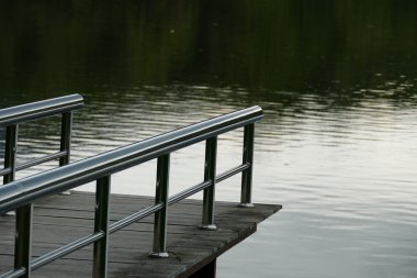 akşam havuzda waterside iskelede