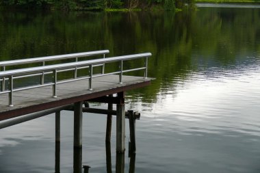 akşam havuzda waterside iskelede