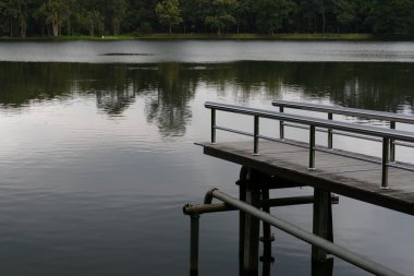 akşam havuzda waterside iskelede
